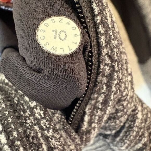 Lululemon Base Runner 1/2 Zip Pullover Size 10 Back and White Long Sleeve - Picture 8 of 8